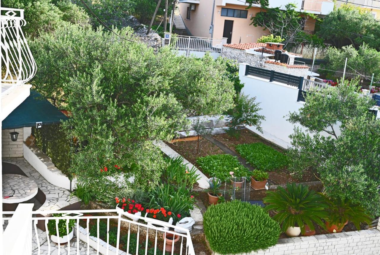 Apartments Mihovilovic - 50 M From Beach Slatine Exterior photo